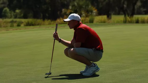 Jules Lauer reading a putt.