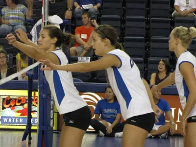 Volleyball Sweeps Drake Behind Defensive Masterpiece