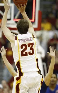 Men's Basketball Falls at Buzzer, 91-88, To Iowa State