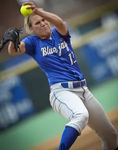 Softball Splits Doubleheader at UT Arlington