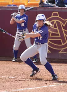 Softball Splits Doubleheader at Evansville on MVC Opening Day