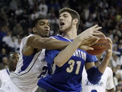 Men's Basketball Outlasts Drake, 77-69