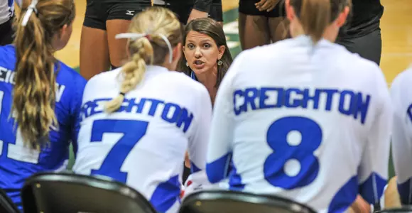 Volleyball Sweeps Syracuse, Moves to 4-0