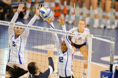 Dramatic Rally Leads Volleyball Past UNI in Five Sets