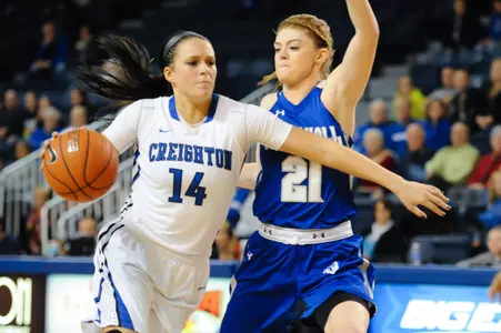 Women's Basketball Runs Past Drake, 93-71