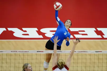 No. 16 Illinois Volleyball Rides Fast Start To Win Over Bluejays