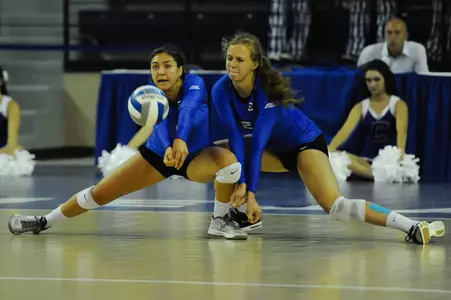 Volleyball Tops Roadrunners, 3-1
