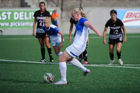 Women's Soccer Breezes Past Mavericks, 4-0