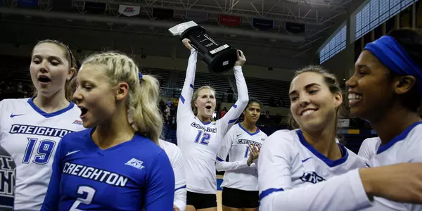 Taryn Kloth holds the trophy