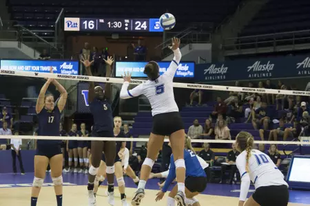 Jaali Winters swing vs. Pitt
