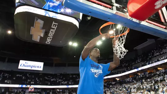 Damien Jefferson cuts net