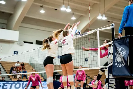 Volleyball block Kendra Wait