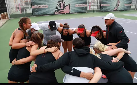 041622_WTEN_vsLBSU_TeamHuddle_05.jpg