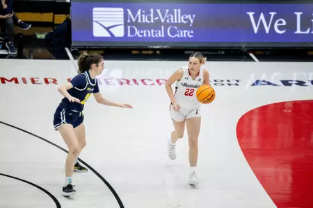 Kaitlyn Elsholz with the ball
