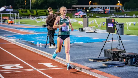 Sarah Carter runs the 5,000 meter