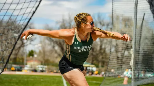 Gabi McDonald throws discus