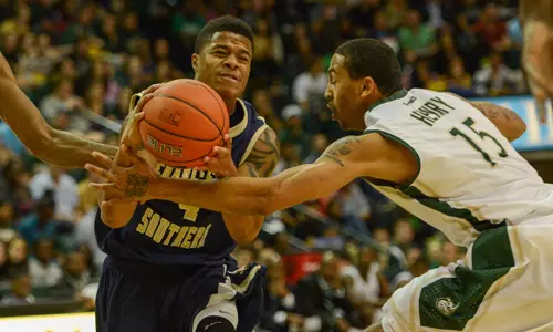 Cold-shooting Bucs fall to 49ers in season opener, 68-58 Image