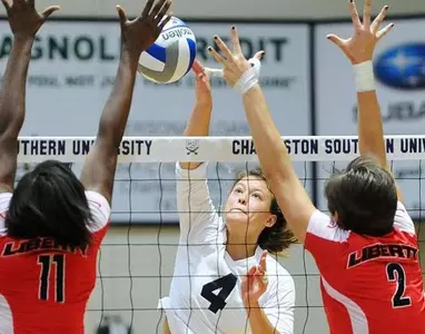 Buccaneers fall on Homecoming to Radford; Windsor with third straight double-double in loss Image
