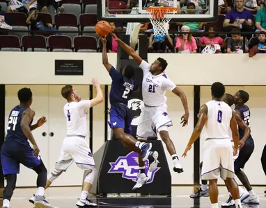 Bucs rally from 17 down to top Abilene Christian, 66-65 Image
