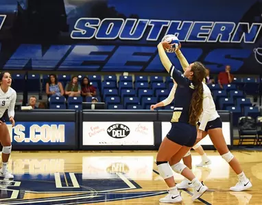 Strong Second Set Lifts Eagles Past Bucs Image