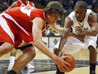 Lobos Escape Boulder With 54-47 Victory