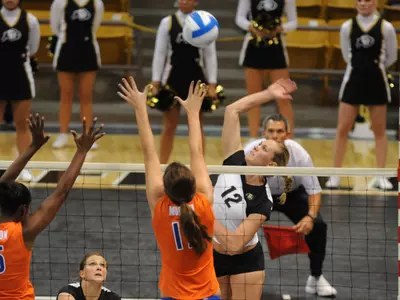 Sutherland Reaches 1000 Career Kills in Loss to Baylor