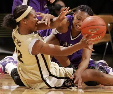 Colorado forward Brittany Spears (22)