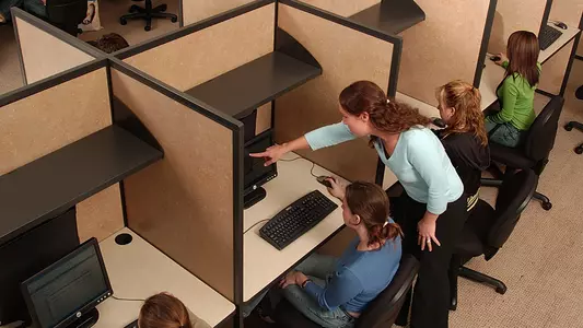 Students with a tutor in the Dal Ward computer lab.