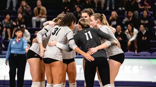 vs. Washington huddle