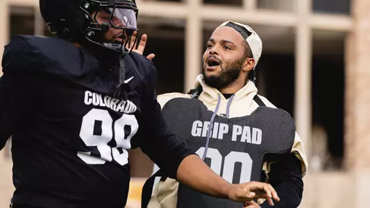 D. Carter coaching DT Manuel