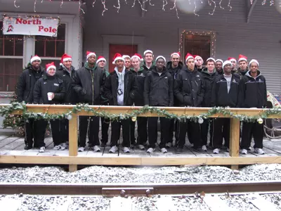 Men's Hoops Spends a Morning Spreading Christmas Cheer