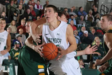 Maldunas Shares Men's Basketball Rookie of the Week Honor