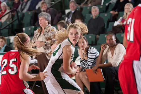 Women's Basketball Opens New Year at Holy Cross