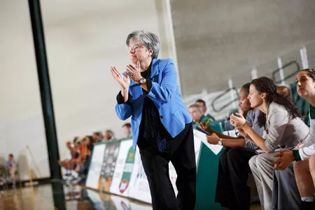 Women's Basketball Opens New Year with Holy Cross