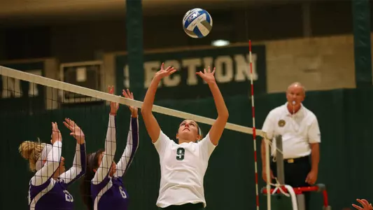 Volleyball Splits Second Day of the Big Green Invitational