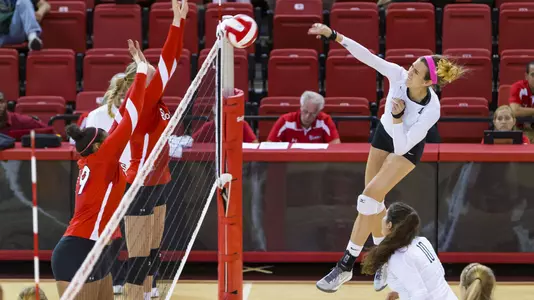 Volleyball Defeats Bryant in Straight Sets at Home Opener