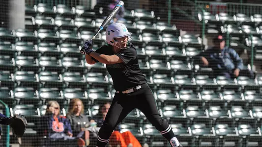 Softball Sweeps Yale in Dramatic Fashion on Saturday
