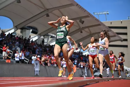 Andie Murray wins the 800m