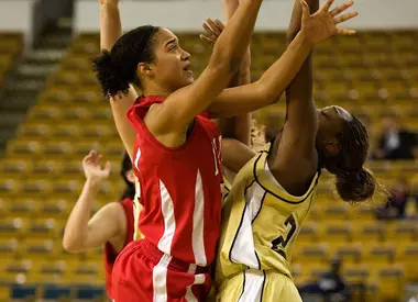 Robinson's Lone 2nd Half Bucket Carries Davidson to Thrilling 67-66 Win Image