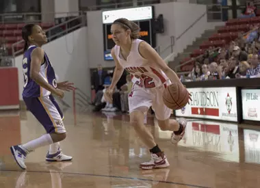 W. Basketball Seeks Fifth Straight Home Win, Hosts Elon Tonight at 7 p.m. Image