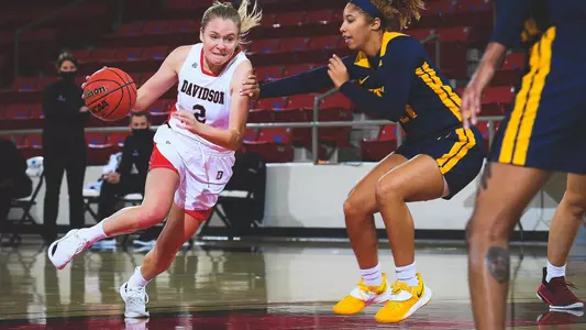 Chloe Welch Dribbles Past Defender