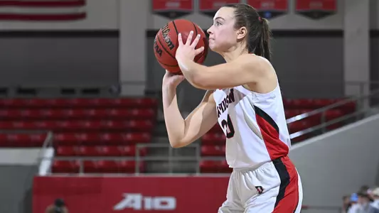 Cameron Tabor shooting a 3