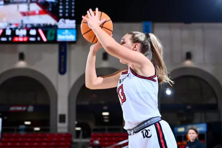 Sienna Dauer vs. Charlotte