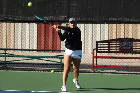 11 OCT 2021: The Denver Pioneers men’s and women’s tennis teams at Denver Tennis Park in Denver, CO. (C. Morgan Engel/Clarkson Creative Photography)