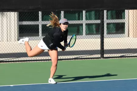 11 OCT 2021: The Denver Pioneers men’s and women’s tennis teams at Denver Tennis Park in Denver, CO. (C. Morgan Engel/Clarkson Creative Photography)