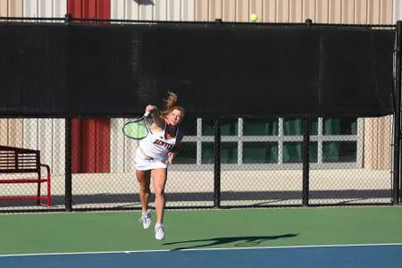 11 OCT 2021: The Denver Pioneers men’s and women’s tennis teams at Denver Tennis Park in Denver, CO. (C. Morgan Engel/Clarkson Creative Photography)