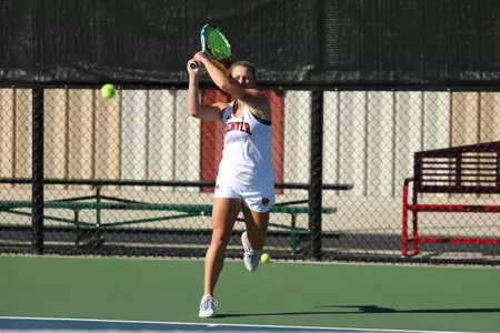 11 OCT 2021: The Denver Pioneers men’s and women’s tennis teams at Denver Tennis Park in Denver, CO. (C. Morgan Engel/Clarkson Creative Photography)