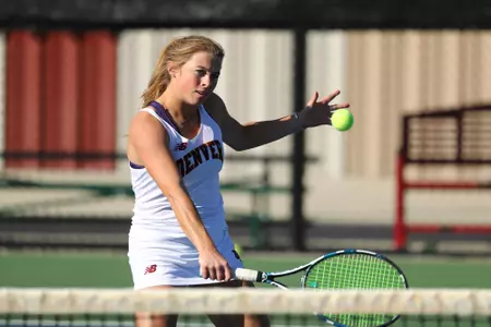 11 OCT 2021: The Denver Pioneers men’s and women’s tennis teams at Denver Tennis Park in Denver, CO. (C. Morgan Engel/Clarkson Creative Photography)