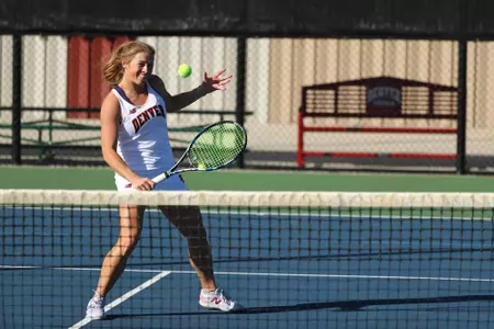 11 OCT 2021: The Denver Pioneers men’s and women’s tennis teams at Denver Tennis Park in Denver, CO. (C. Morgan Engel/Clarkson Creative Photography)
