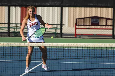 11 OCT 2021: The Denver Pioneers men’s and women’s tennis teams at Denver Tennis Park in Denver, CO. (C. Morgan Engel/Clarkson Creative Photography)